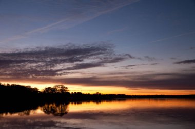 Danimarka 'nın Rudersdal kentindeki Sjaelsoe gölünde gün batımı
