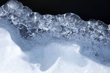 Danimarka 'nın Gribskov ormanındaki Esrum Gölü' nde 2018 kışında donmuş su oluşumu