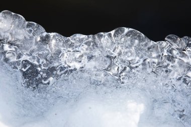 Danimarka 'nın Gribskov ormanındaki Esrum Gölü' nde 2018 kışında donmuş su oluşumu