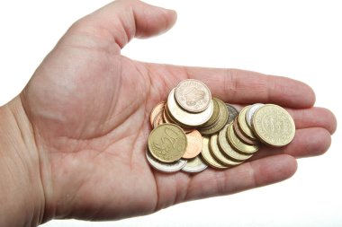 Paraları elinde tutan adama yaklaş.