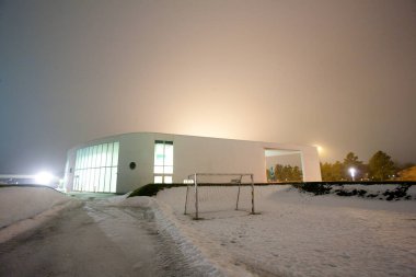 Geceleri Danimarka 'da Modern Multi-sport Binası