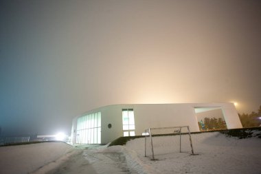 Geceleri Danimarka 'da Modern Multi-sport Binası