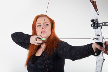 Stüdyoda beyaz arkaplan ile selamlanan kadın.