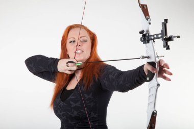 Stüdyoda beyaz arkaplan ile selamlanan kadın.