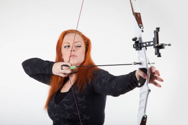 Stüdyoda beyaz arkaplan ile selamlanan kadın.