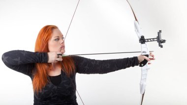 Stüdyoda beyaz arkaplan ile selamlanan kadın.