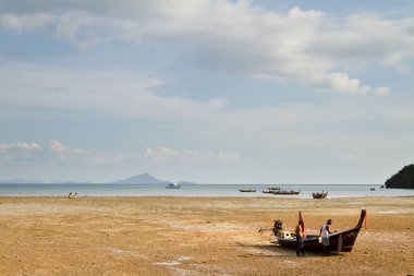 Tayland 'da uzun bir kuyruk teknesi