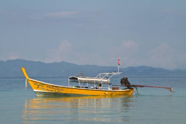 Tayland 'da bir adaya giden uzun kuyruklu bir tekne.