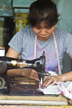 Bangkok sokaklarında çalışan bir kadın.