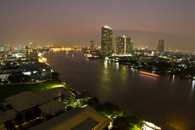 Yan Nawa bölgesindeki Bangkok Tayland 'daki Chao Phraya nehrinde gece görüş.