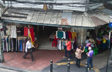 Bangkok sokaklarında küçük dükkanlar ve faaliyetler