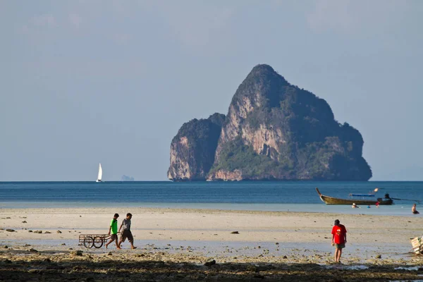 Spiaggia Thailandia Estate Arrivo Una Lunga Barca Coda — Foto Stock