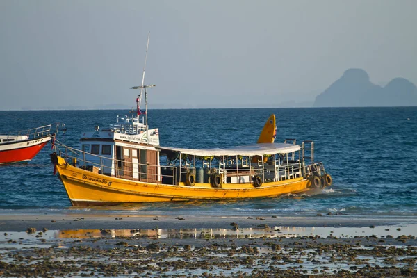 Tayland Bir Adaya Giden Uzun Kuyruklu Bir Tekne — Stok fotoğraf