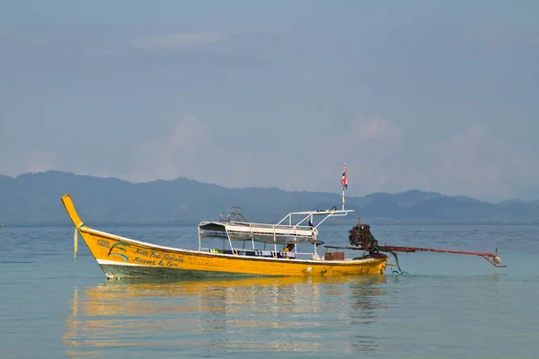 Bateau Longue Queue Naviguant Thaïlande Vers Une Île — Photo