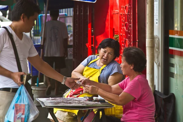 Mujer Trabajando Calle Bangkok —  Fotos de Stock