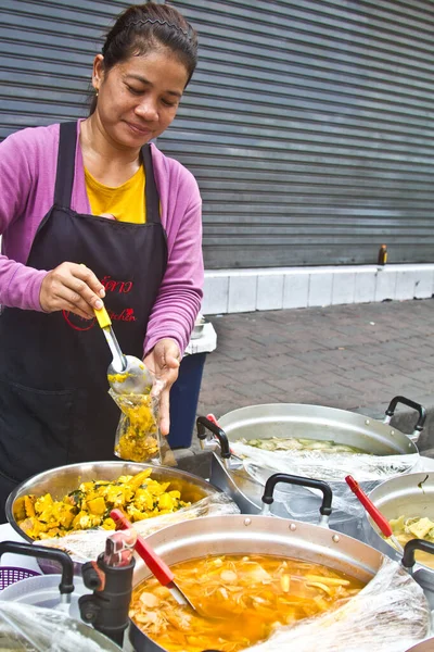 Mujer Trabajando Calle Bangkok Haciendo Vendiendo Comida —  Fotos de Stock