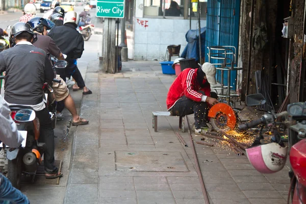 Man Werkzaam Straat Van Bangkok — Stockfoto