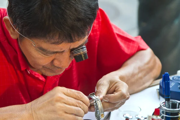 Hombre Trabajando Calle Bangkok Reparando Relojes —  Fotos de Stock