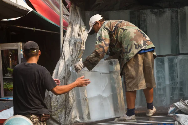 Homem Trabalhando Rua Bangkok Entregando Gelo — Fotografia de Stock