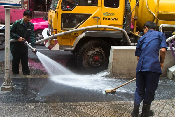 Mannen Die Straten Schoonmaken Bangkok Thailand — Stockfoto