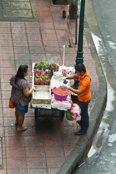 Hombre Trabajando Calle Bangkok Haciendo Vendiendo Comida —  Fotos de Stock