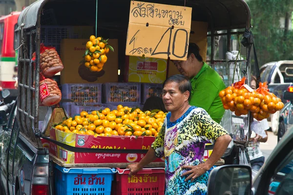 Hombre Trabajando Calle Bangkok Haciendo Vendiendo Comida —  Fotos de Stock