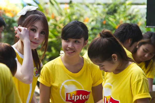 Ragazze Che Fanno Annunci Pubblicitari Lipton Bangkok Thailandia — Foto Stock