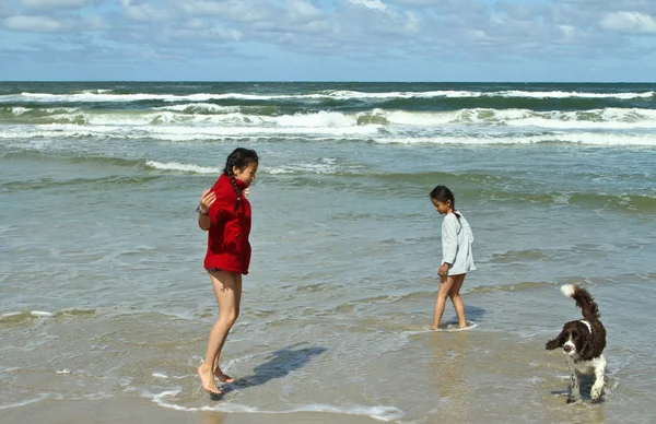Niños en la playa — Foto de Stock