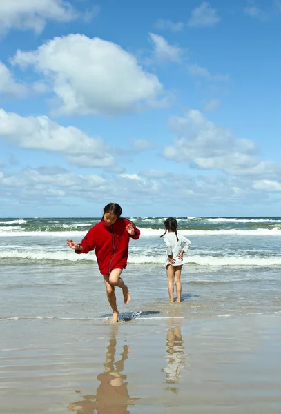 Crianças na praia — Fotografia de Stock