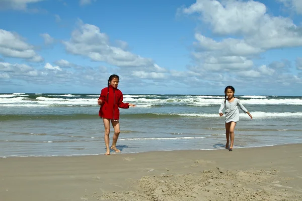 Niños en la playa — Foto de Stock