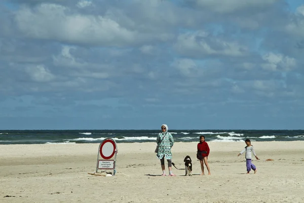 Persone che camminano sulla spiaggia — Foto Stock