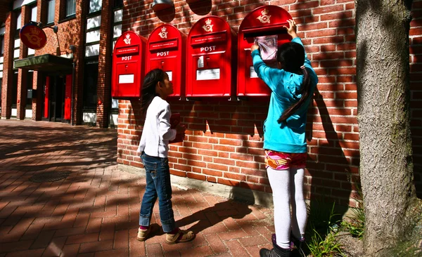 Дівчина кинула лист у поштову скриньку — стокове фото