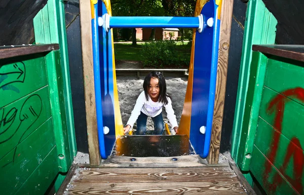 Niño en el patio de recreo — Foto de Stock