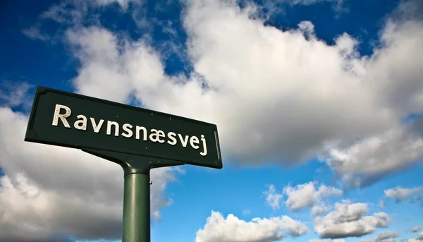 Sinal de Ravnnaesvej e céu azul — Fotografia de Stock