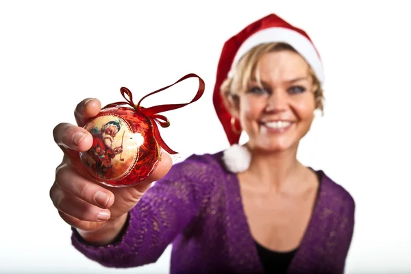 Chica en sombrero de santa mostrando la bola de Navidad —  Fotos de Stock