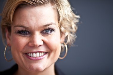 Güzel sarışın kadın.