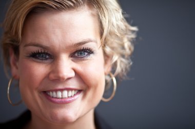 Güzel sarışın kadın.