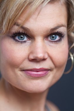 Güzel sarışın kadın.