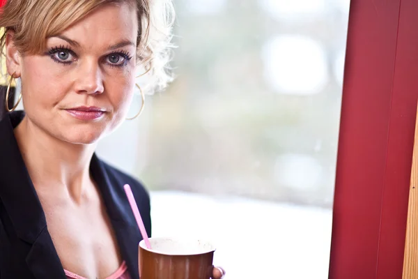 Businesswoman drinking coffee — Stock Photo, Image