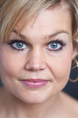 Güzel sarışın kadın.