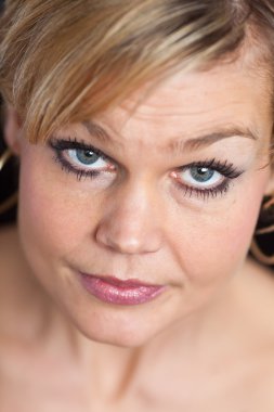 Güzel sarışın kadın.