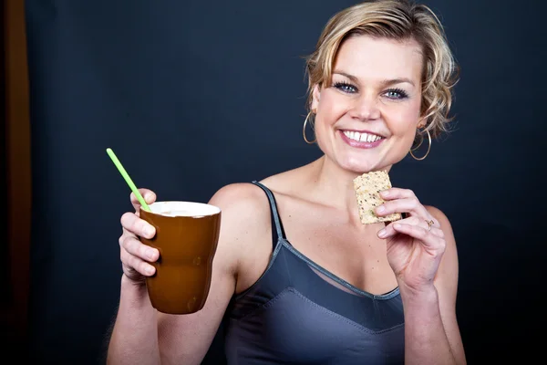 Cute girl drinking coffee — Stock Photo, Image