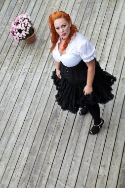 Kızıl saçlı kız pin-up tarzı