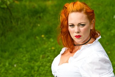 Kızıl saçlı kız pin-up tarzı vurdu