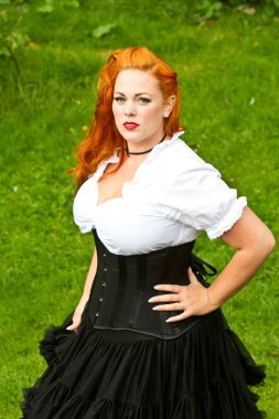 Kızıl saçlı kız pin-up tarzı vurdu