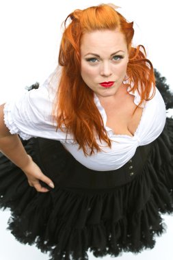 Kızıl saçlı kız pin-up tarzı portre