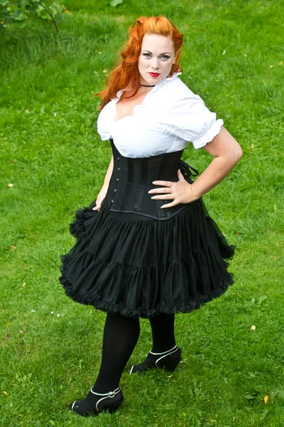 Kızıl saçlı kız pin-up tarzı vurdu