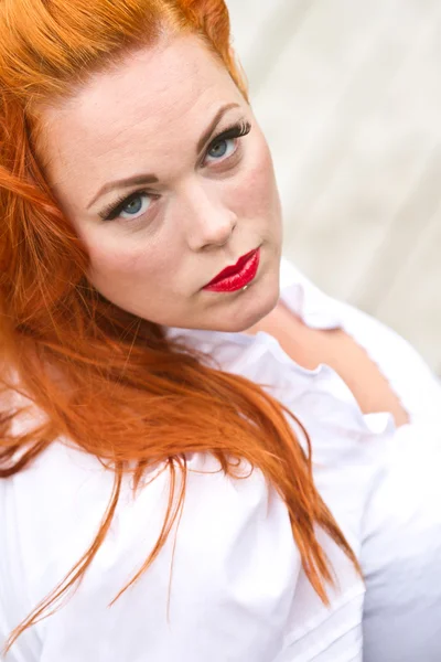 Vörös hajú lány, pin-up stílus — Stock Fotó