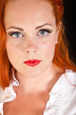 Kızıl saçlı kız pin-up tarzı portre