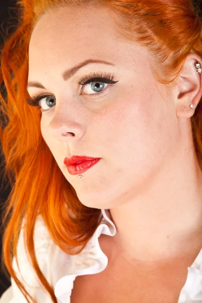 Kızıl saçlı kız pin-up tarzı portre